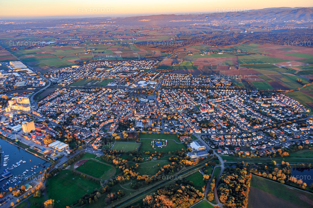 Luftbild: Stadtübersicht aus Westen in Gernsheim im Bundesland Hessen in Deutschland. Foto: IMG_075112.jpg vom 18.10.2014 durch Werner Riehm/FLY-FOTO.de