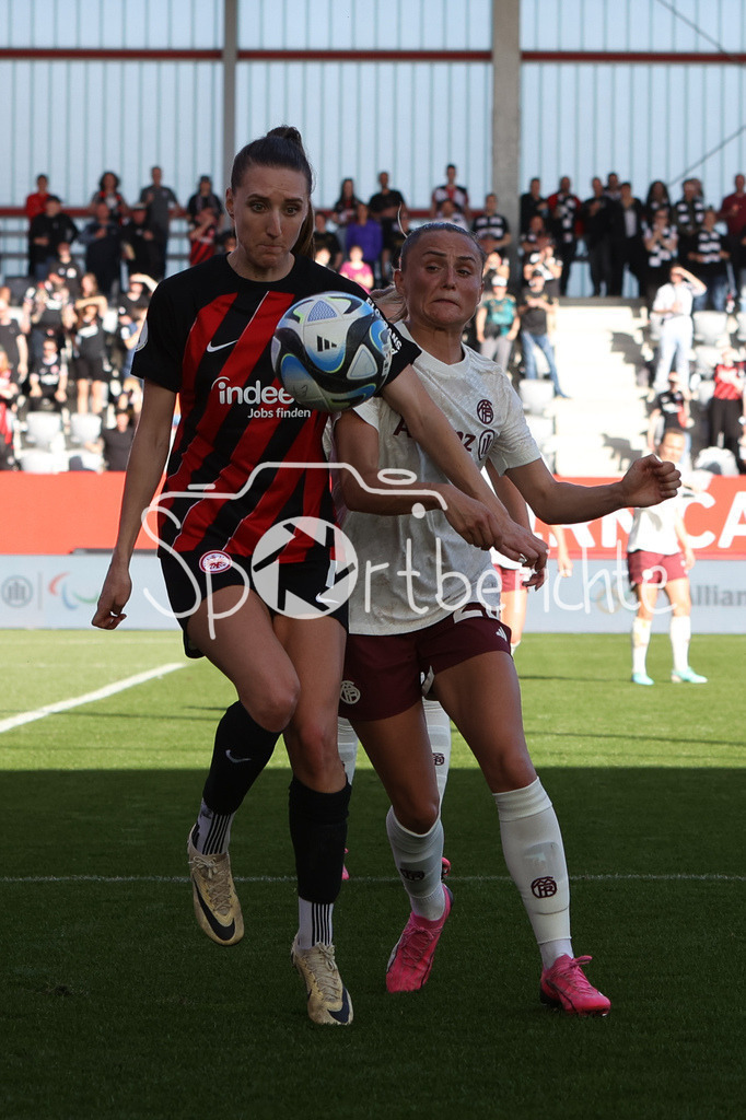FC Bayern München Damen - Eintracht Frankfurt Damen | im Duell Lara PRASINKAR (SGE #7) und Samantha KERR (FCB #26) / Zweikampf