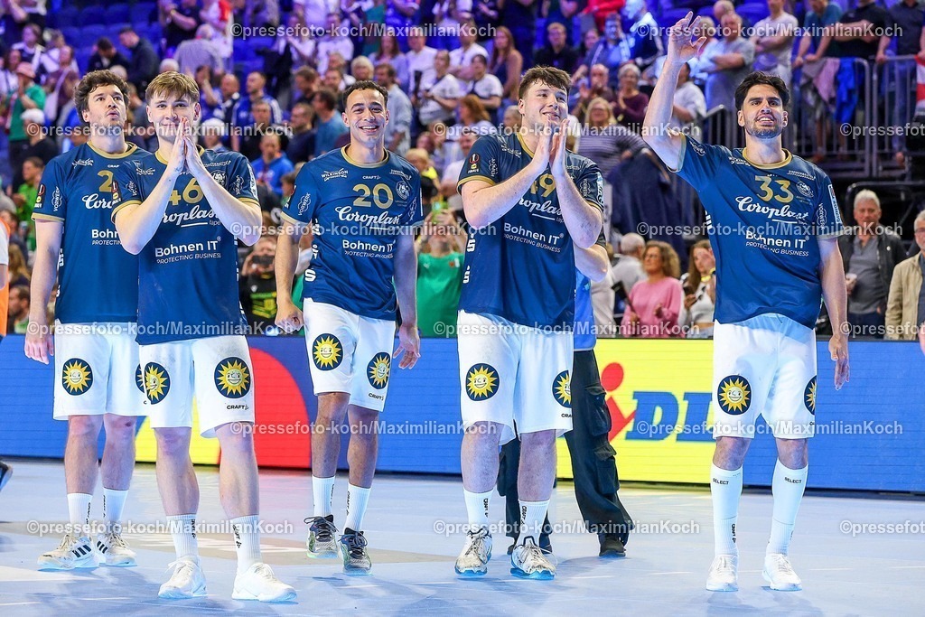 xSSCx18042602030 | 18.04.2026, xsscx, Handball, DHB-Pokal Lidl Final4, Halbfinale, Bergischer HC - SC Magdeburg, Saison 2025 / 2026 Herren, Lanxess Arena, Köln: Die Mannschaft des Bergischer HC feiert den Sieg über den SC Magdeburg  Joshua Thiele (BHC #23) Noah Beyer (BHC #02) Julian Fuchs (BHC #46) Belal Ibrahim Massoud (BHC #20) Aron Seesing (BHC #49) Eloy Morante Maldonado (BHC #33) Photo: xSandraxScherningxPressefotoKochx