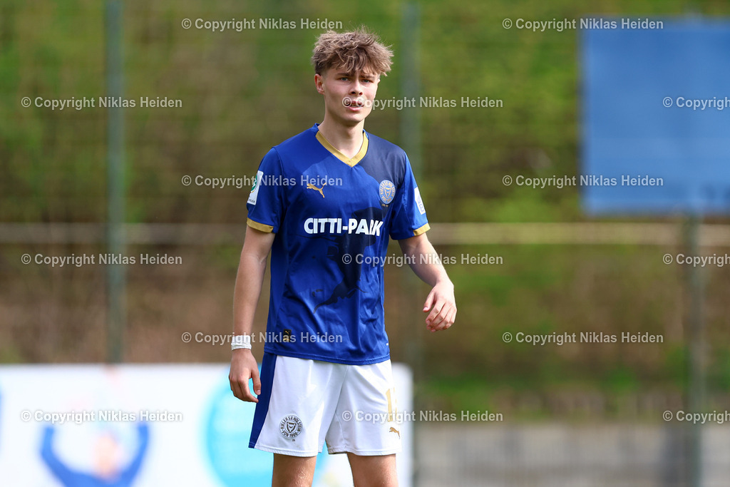 NH_HolsteinKielU19_1FCHeidenheimU19_DFBNachwuchsliga_18042026 | #13 Felix Lüth (Holstein Kiel U19)Fußball I Herren I U19 DFB-Nachwuchsliga Hauptrunde Liga A, Gruppe B I Saison 2025-2026 I 9. Spieltag I Holstein Kiel U19 - 1. FC Heidenheim U19 I 18.04..2026 I Citti-Fußball-Park