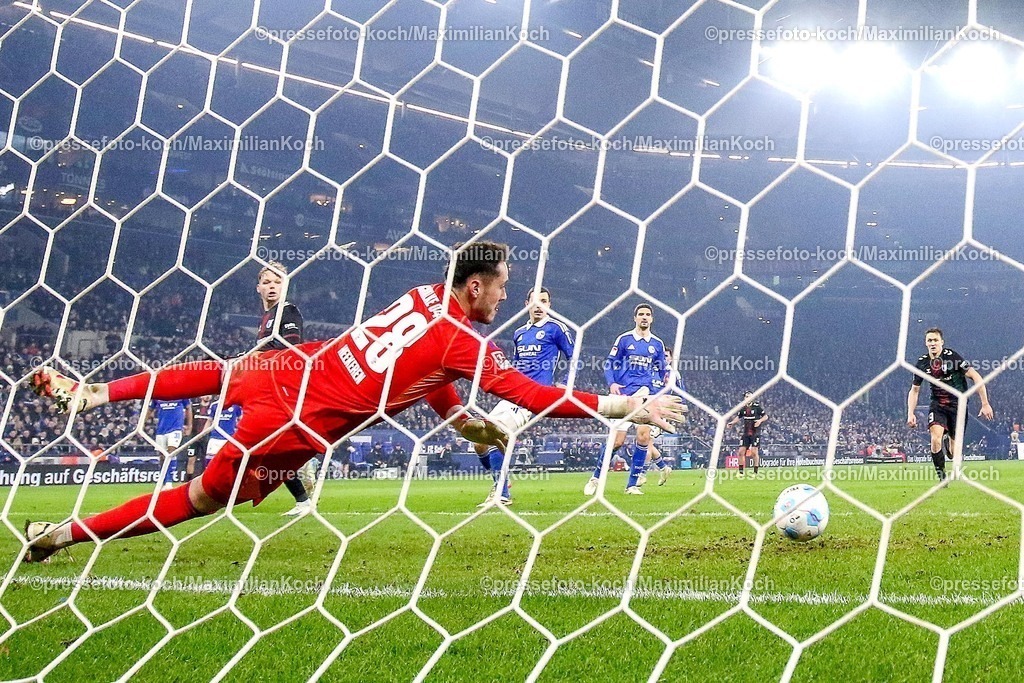 S0401022501095 | 01.02.2025, Fußball, FC Schalke 04 - 1. FC Magdeburg, 2.. Fußball Bundesliga, 20. Spieltag, Veltins-Arena Gelsenkirchen, Saison 2024 2025: Torwart Justin Heekeren (S04 #28) streckt sich im Tor - kommt aber nicht mehr an den Ball. Philipp Hercher (1.FC Magdeburg #27) trifft zum 4:0 Treffer Tor Torschuss. Rechts Martijn Kaars (1.FC Magdeburg #9)DFB regulations prohibit any use of photographs as image sequences and or quasi-video.