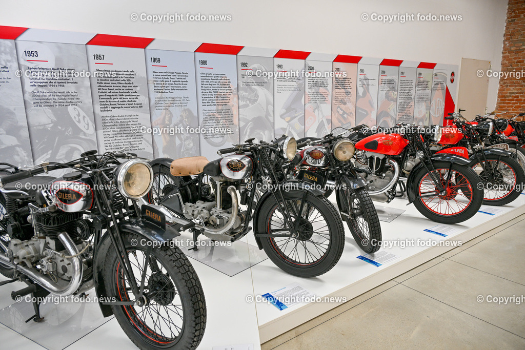 Italien_ Toskana_ Provinz Pisa_ Pontedera_ Vespa_ 29.05.2024-74 | 29.05.2024, Italien, ITA, Toskana, Pontedera im Bild Piaggio, Vespa, Museum

Piaggio ist ein italienischer Fahrzeughersteller mit Sitz in Pontedera. Das Unternehmen produziert verschiedene Mofas und Motorroller, unter anderem die Vespa, das Lastendreirad Ape sowie den Kleintransporter Porter. Zum Konzern gehören auch die Motorradmarken Aprilia, Derbi, Gilera, Laverda und Moto Guzzi. 
Quelle: Wikipedia