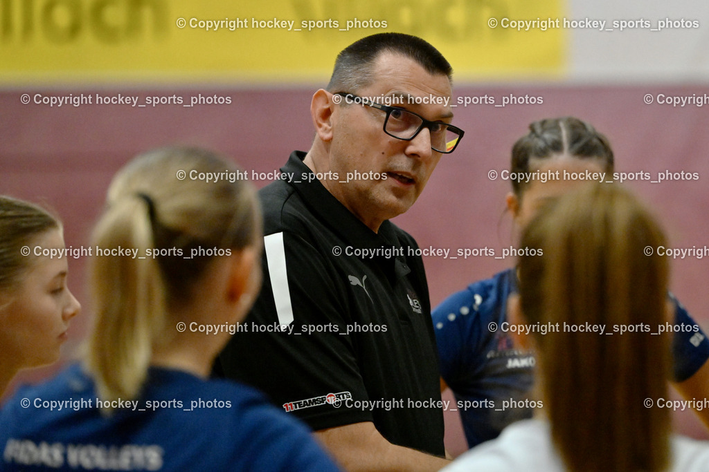 ASKÖ Volley Eagles Villach vs. Fidas Volleys Jennersdorf 5.10.2024 | Headcoach Fidas Volleys Jennersdorf Attila Bodzer, ASKÖ Volley Eagles Villach vs. Fidas Volleys Jennersdorf 5.10.2024, ASKÖ Volley Eagles Villach vs. Fidas Volleys Jennersdorf am 05.10.2024 in Villach (Ballspielhalle Lind), Austria, (Photo by Bernd Stefan)
