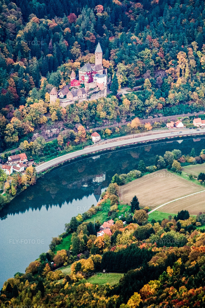 Luftbild: Burganlage des Schloß Zwingenberg über dem Neckar in Zwingenberg im Bundesland Baden-Württemberg in Deutschland. Foto: IMG_14254.jpg vom 12.10.2008 durch Werner Riehm/FLY-FOTO.de