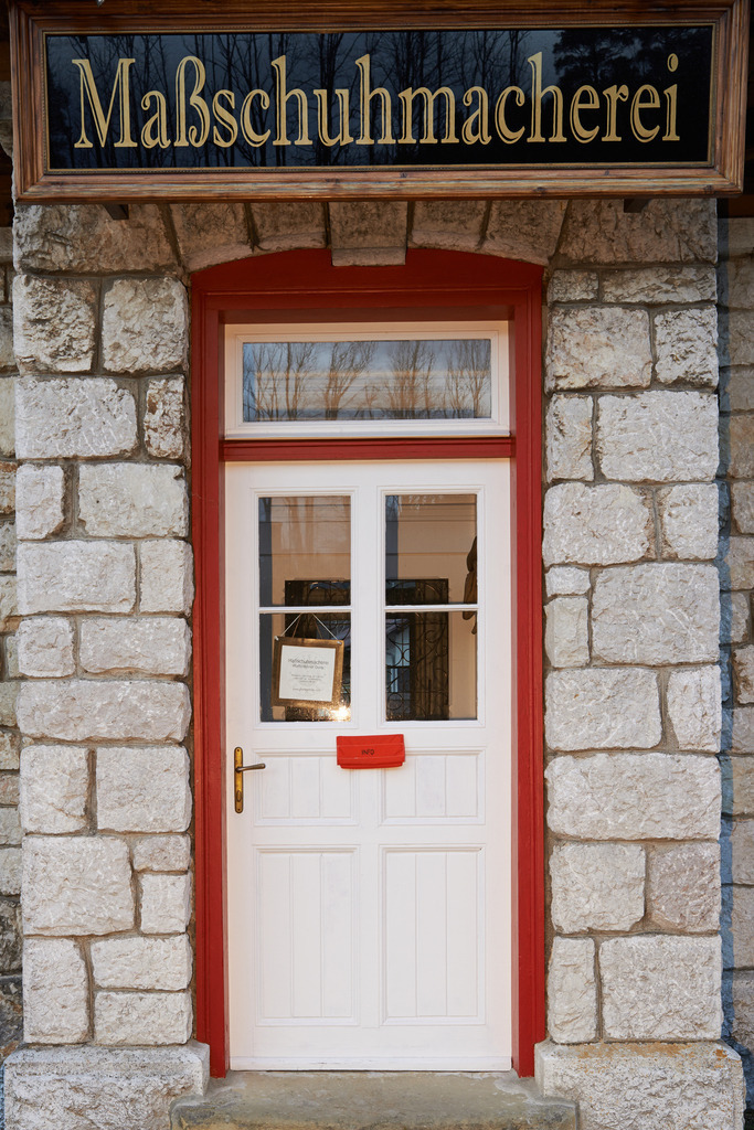 Eingang Maßschumacherei | Kernhof, Austria - February 01, 2014: Schuhmanufaktur Pfaffenlehner; Eingang in die Maßschumacherei. - Realisiert mit Pictrs.com