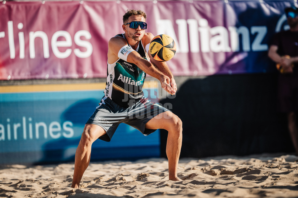 Beachvolleyball | Männer | Allianz German Beach Tour 2025 | Tourstop Berlin | 16.08.2025 | Jonas Sagstetter nimmt den Ball an