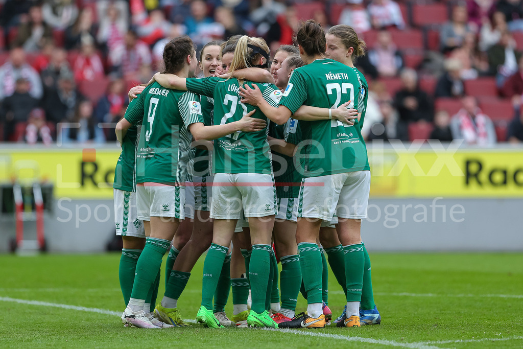 Fussball, Google Pixel Frauen-Bundesliga, 1. FC Köln - SV Werder Bremen | v.li.: Spielerinnen des SV Werder Bremen mit Torjubel, Jubel, jubeln, jubelt, optimistisch, Spielszene, Highlight, Freude über das Tor zum 1:1, DIE DFB-RICHTLINIEN UNTERSAGEN JEGLICHE NUTZUNG VON FOTOS ALS SEQUENZBILDER UND/ODER VIDEOÄHNLICHE FOTOSTRECKEN. DFB REGULATIONS PROHIBIT ANY USE OF PHOTOGRAPHS AS IMAGE SEQUENCES AND/OR QUASI-VIDEO.