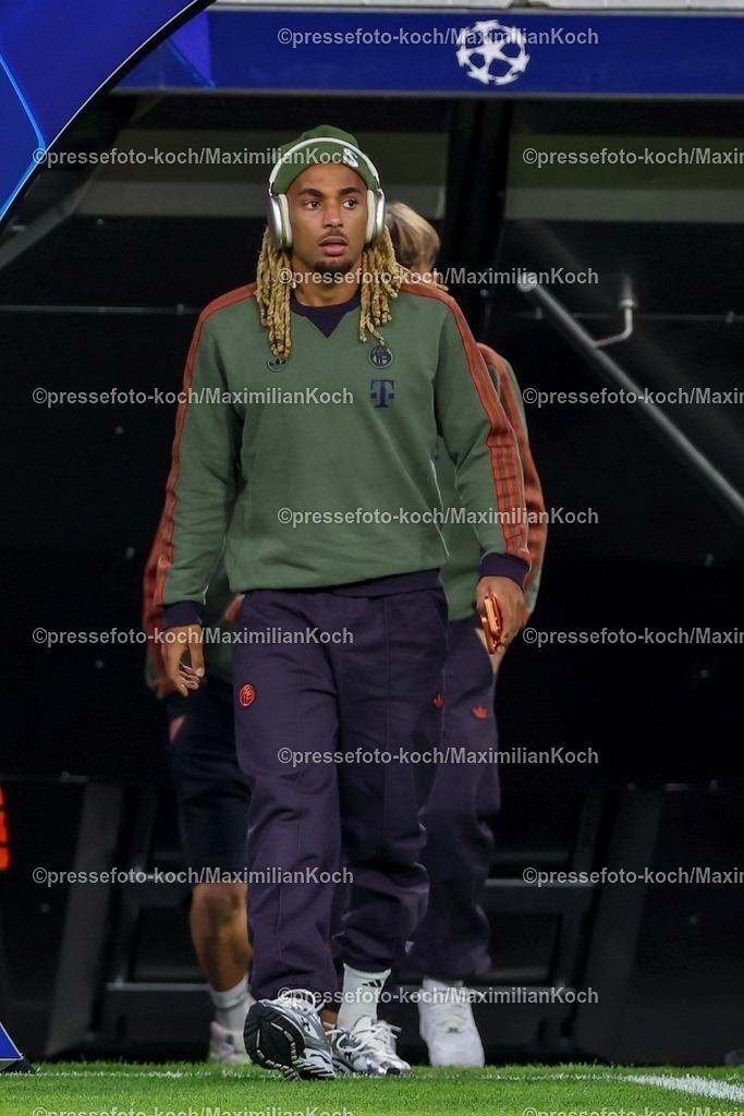 UCL22102501008 | 22.10.2025, Fußball, UEFA Champions League, FC Bayern München - Club Brügge, Allianz Arena, Saison 2025 2026: Sacha Boey (FC Bayern Muenchen #23)  bei der Platzbegehung vor dem Spiel Regulations prohibit any use of photographs as image sequences and or quasi-video.
