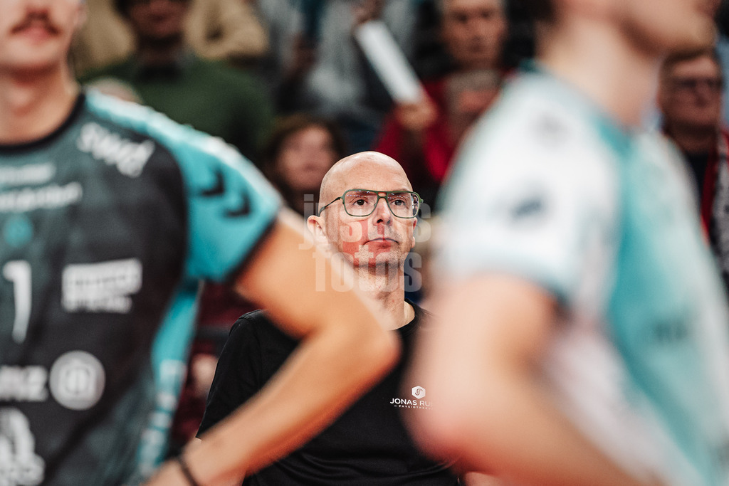 Volleyball | Herren | Saison 2025/2026 | 1. Volleyball Bundesliga Männer | DVV Pokal Halbfinale | SVG Lüneburg vs. SWD powervolleys Düren | 16.12.2025 | Trainer Christophe Achten (SWD powervolleys Düren)