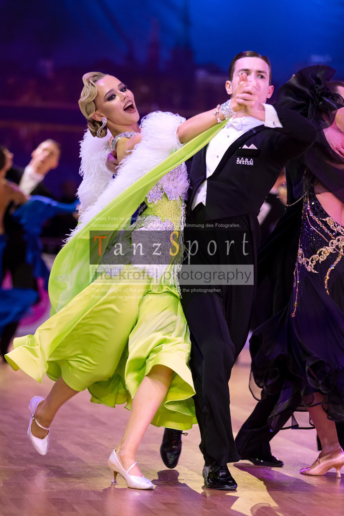 20241215_WDSF_Int_Open_Std-Riga-9365 | Tanzsportbilder, Standardtanz, Lateintanz, WDSF, DTV, LTVB, dancecomp, goc, hessen tanzt, blaues band der spree, walzer, tango, wiener walzer, slowfox, quickstepp, samba, rumba, cha-cha-cha, paso doble. jive, hd-kroft photography, turniertanzsport