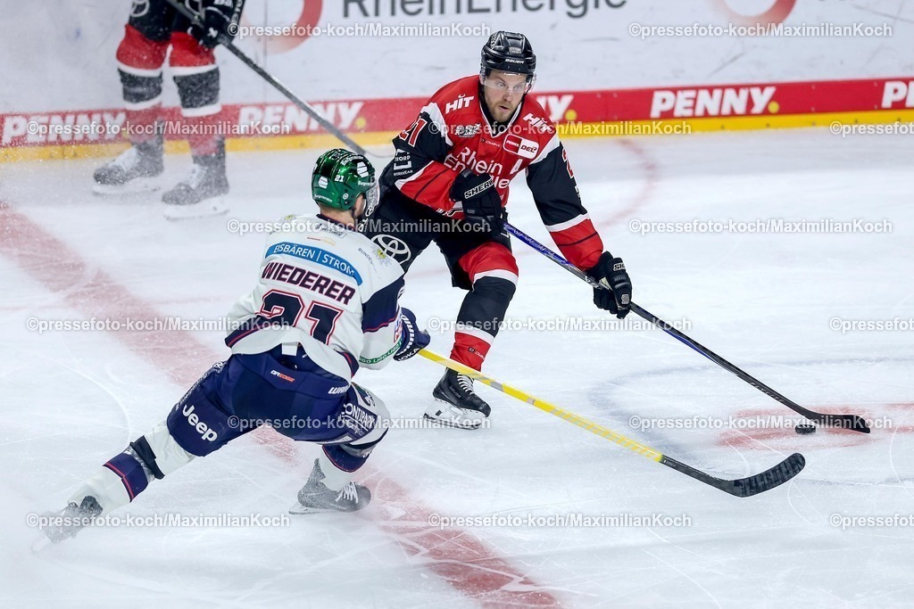 KEC20042601010 | 20.04.2026, Eishockey, DEL Halbfinale Play-Offs, Kölner Haie - Eisbären Berlin, Spiel 6, Lanxess-Arena Köln: Juhani Tyrväinen (Kölner Haie #21) im Zweikampf gegen  Manuel Wiederer (Eisbären Berlin #21) 
