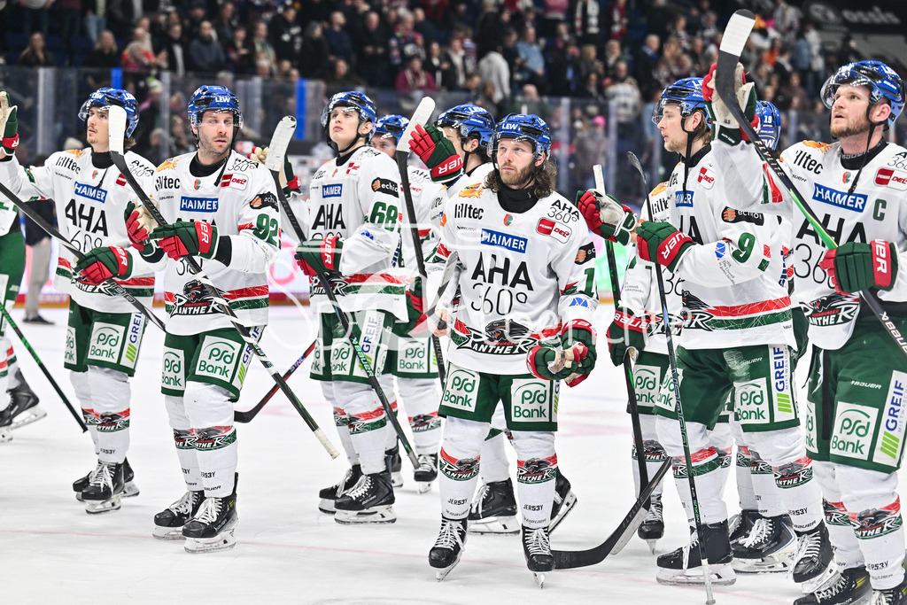 Eisbären Berlin - Augsburger Panther | BERLIN, GERMANY - 04. JANUARY: Die Spieler der Panther bedanken sich bei den mitgereisten Fans aus Augsburg nach dem Match zwischen den Eisbären Berlin und den Augsburger Panthern am 36. Spieltag der Penny DEL in der UBER Arena