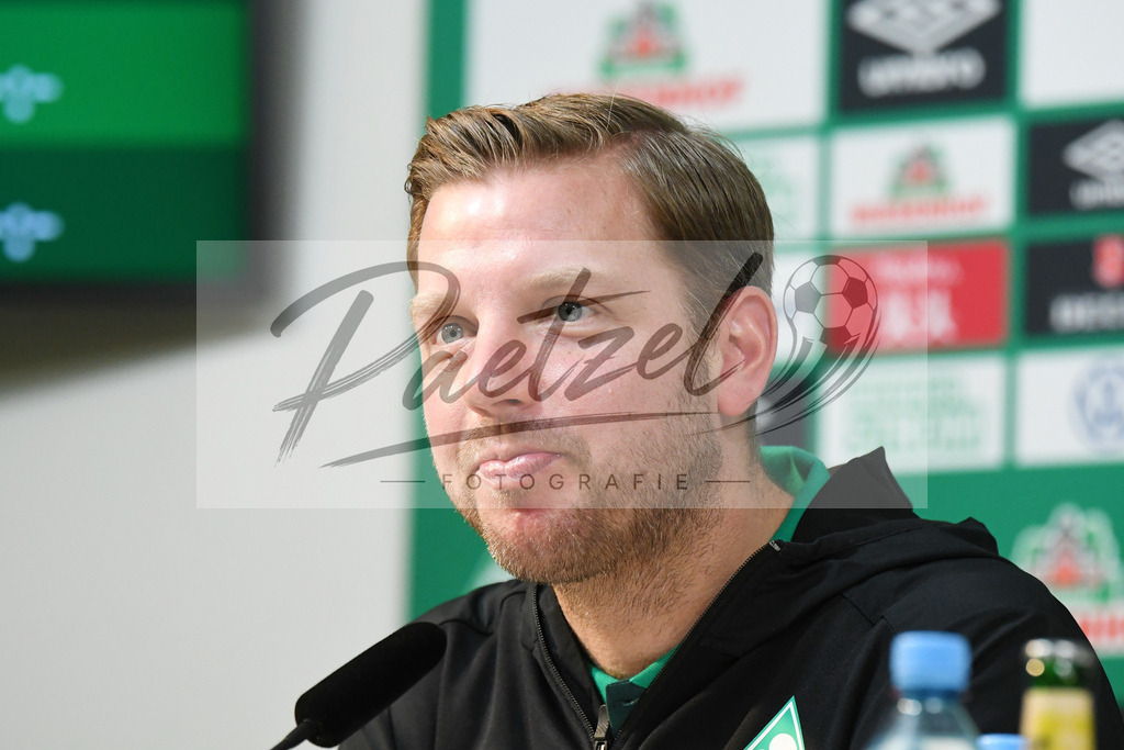 20200212_PKBREM_0025 | Fussball, Herren: Trainer Florian Kohfeldt (SV Werder Bremen) schaut waehrend der Pressekonferenz des SV Werder Bremen auf dem wohninvest Weserstadion am 12.02.2020 in Bremen, Deutschland. - Realisiert mit Pictrs.com