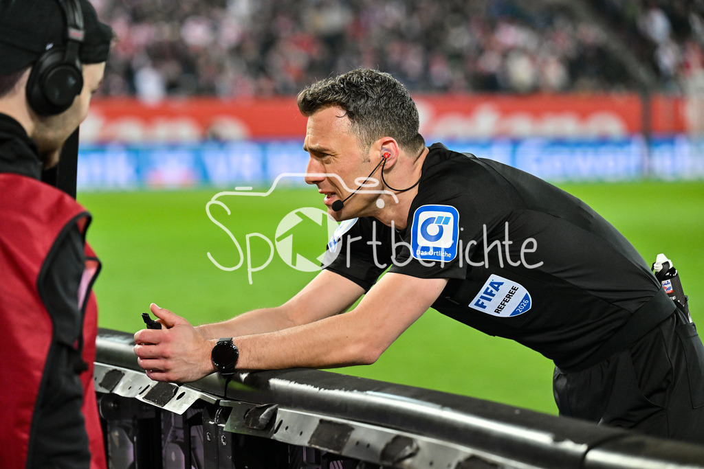 FC Augsburg - VfB Stuttgart | AUGSBURG, GERMANY - 22. MAERZ: im Bild Schiedrichter Felix ZWAYER beim Videobeweis / VAR / Viedoschiedsrichter / Einzelfoto / Freisteller / Symbolbild / Symbolfoto / während dem Bundesligamatch zwischen dem FC Augsburg und dem VfB Stuttgart am 27. Spieltag in der WWK Arena / DFL REGULATIONS PROHIBIT ANY USE OF PHOTOGRAPHS AS IMAGE SEQUENCES AND/OR QUASI-VIDEO