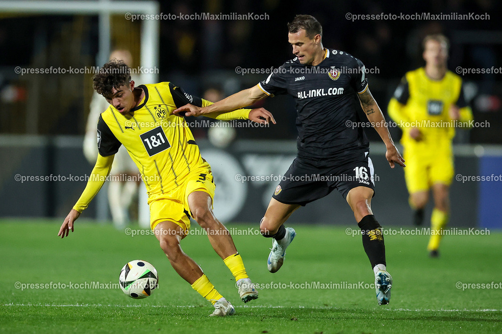 BVB3Liga04102401023 | 04.10.2024, Essen, Fußball,  Borussia Dortmund II (U23) - Dynamo Dresden, bwin 3. Liga Herren, Stadion Rote Erde, 9. Spieltag Saison 2024 2025: Antonio Foti (BVBII #5) gegen Philip Heise (Dynamo Dresden #16) DFB regulations prohibit any use of photographs as image sequences and or quasi-video.