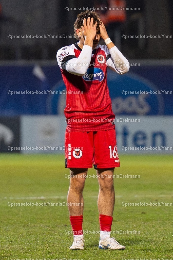 xYDR28022502083 | 28.02.2025, xydrx, Fußball, Viktoria Köln - 1.FC Saarbrücken, 3.Liga, Sportpark Höhenberg, Saison 2024 2025: Florian Engelhardt (Viktoria Köln #16) verdeckt sein Gesicht nach einer vergebenen Chance. Enttäuscht Enttäuschung DFB regulations prohibit any use of photographs as image sequences and or quasi-video.