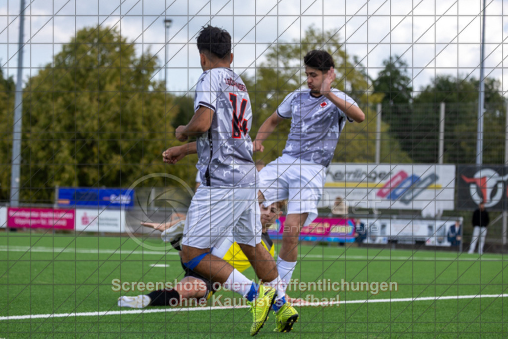 20250824_131032_0273 | #,1.FC Heiningen II (gelb) vs. 1.Göppinger SV III (weiß), Fußball, Kreisliga B7 - Bezirk Neckar/Fils, 01. Spieltag, Saison 2025/2026, Kunstrasenplatz Sportzentrum Heiningen, Krautgarten 1, 73092 Heiningen, 24.08.2025 - 13:00 Uhr,Foto: PhotoPeet-Sportfotografie/Peter Harich