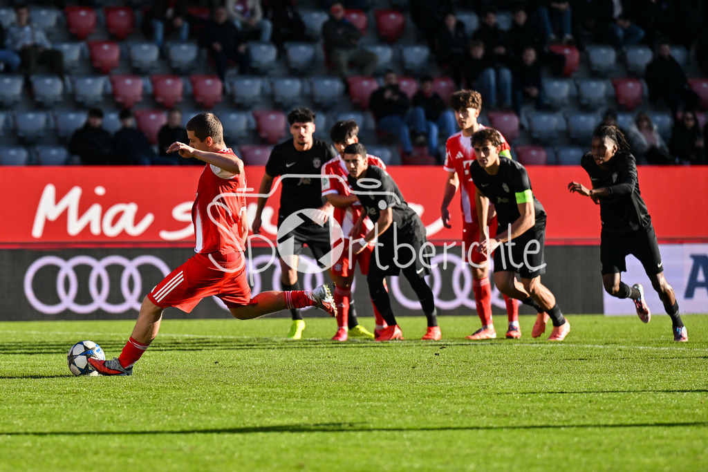FC Bayern München U19 - Sporting Lissabon U19 | MUNICH, GERMANY - 09. DECEMBER: Yll GASHI (FC Bayern München U19 9) tifft per Elfmeter zum 1-0 / Tor / Torschuetze / Freude / Happy während dem Match zwischen der U19 des FC Bayern München und der U19 von Sporting Lissabon am 6. Spieltag der UEFA Youth League Ligaphase am FC Bayern Campus