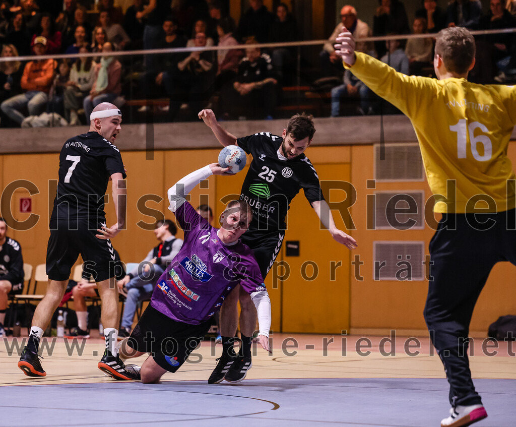 2024-11-09_044_SpVgg_Altenerding_gegen_TV_Altoetting | Erding, Deutschland, 09.11.2024:Handball, Bezirksoberliga Männer 2024 / 2025, 6. Spieltag, SpVgg Altenerding gegen TV Altötting, Endergebnis: 26:22Felix Zepf (TV Altötting, #7), Tristan Gerhardt (SpVgg Altenerding, #71), Tobias Huber (TV Altötting, #25), Manuel Stadler (TV Altötting, #16)Foto: Christian Riedel / fotografie-riedel.net
