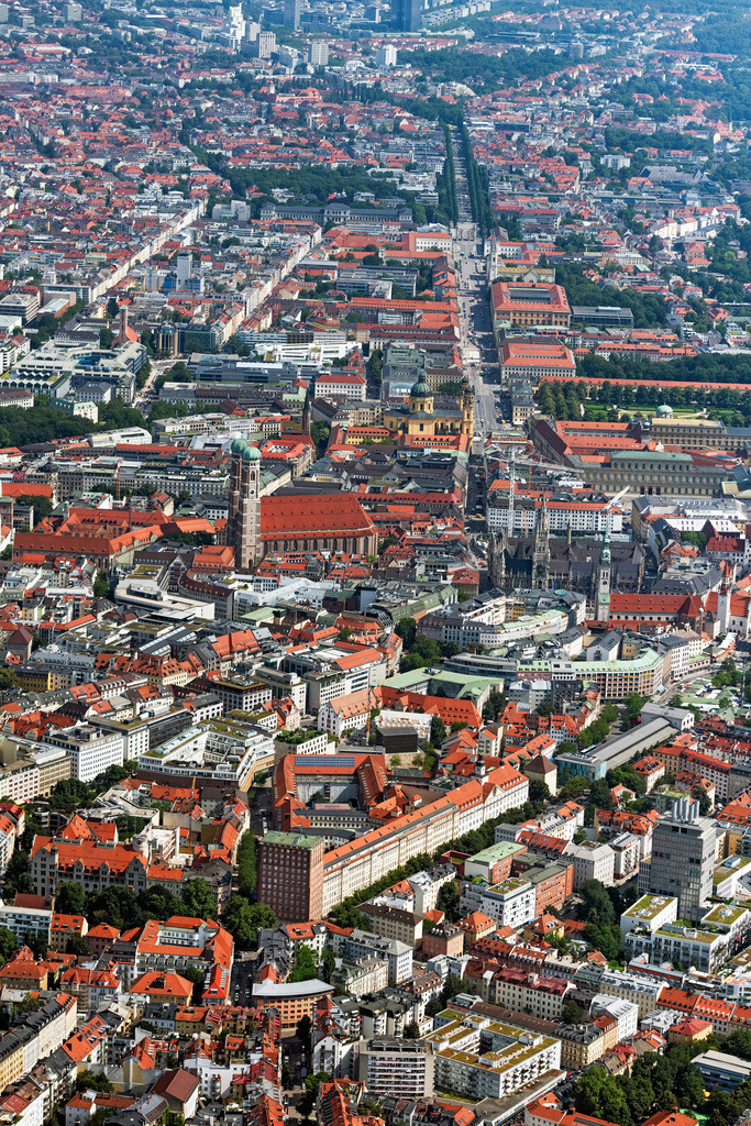 dr__0048519.jpg | MüNCHEN 19.07.2024 Stadtzentrum im Innenstadtbereich an der Kaufingerstraße an der Ludwigstraße in München im Bundesland Bayern, Deutschland. // The city center in the downtown area in the district Altstadt on street Kaufingerstrasse on street Ludwigstrasse in Munich in the state Bavaria, Germany. Foto: Daniel Reiter