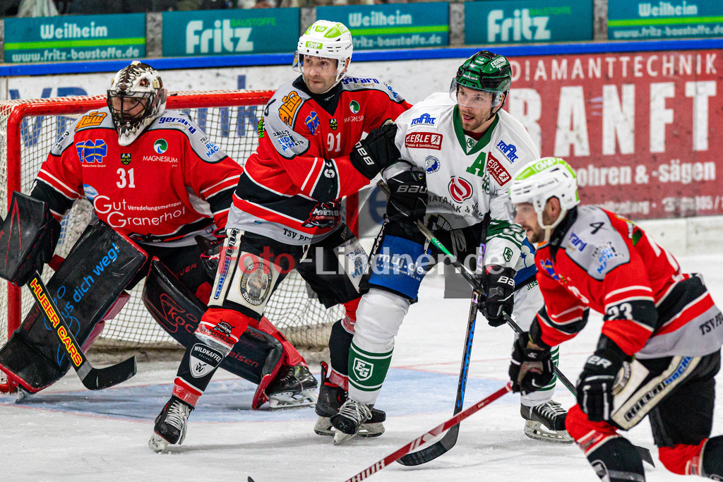 TSV Peißenberg Miners vs TSV Erding Gladiators | Eishockey Bayernliga 2023/2024, TSV Peißenberg Miners vs TSV Erding Gladiators, 20240107,
Duell zwischen Tomas PLIHAL (Gladiators 39) und Dominik EBENTHEUER (Miners 91),
2024-01-07 in Peißenberg (Eisstadion)
39 Tomas PLIHAL (Gladiators 39), 91 Dominik EBENTHEUER (Miners 91), 31 Korbinian SERTL (Miners Goali 31)
Copyright: WolfgangxLindner foto-lindner.de