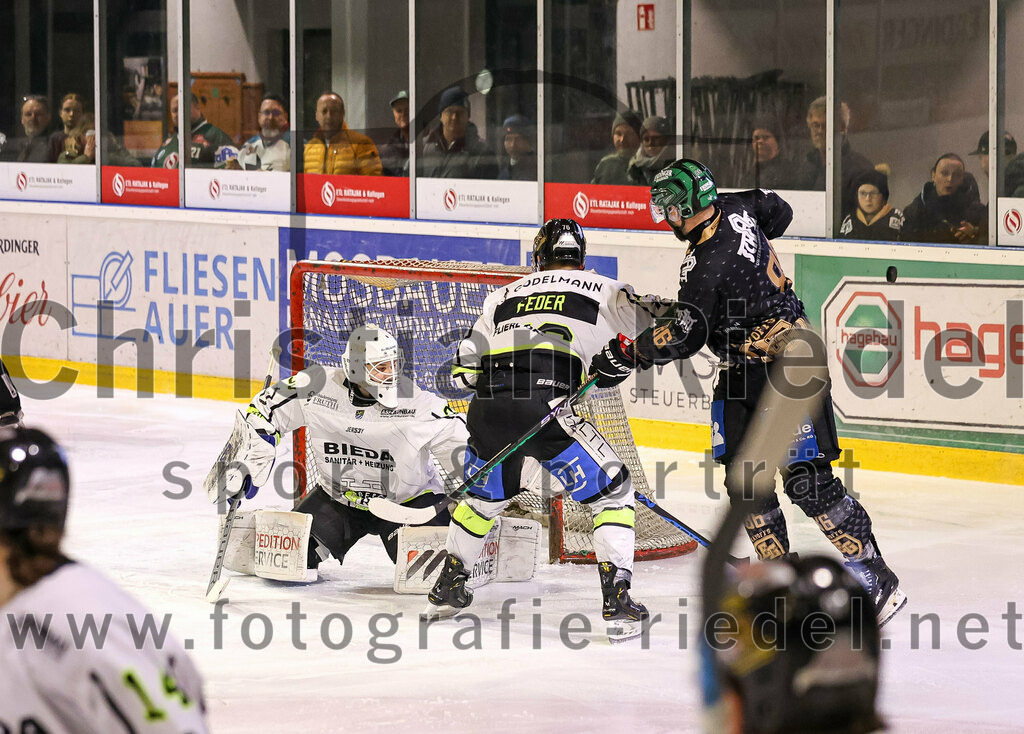 2024-03-01_029_TSV_Erding_gegen_ERSC_Amberg | Erding, Deutschland, 01.03.2024:
Eishockey, Bayernliga Playoffs 2023 / 2024, 5. Spieltag, TSV Erding gegen ERSC Amberg, Endergebnis: 9:0

Torwart Janik Engler (ERSC Amberg, #30), Felix Feder (ERSC Amberg, #76), Michael Trox (Erding Gladiators, #86)

Foto: Christian Riedel / fotografie-riedel.net