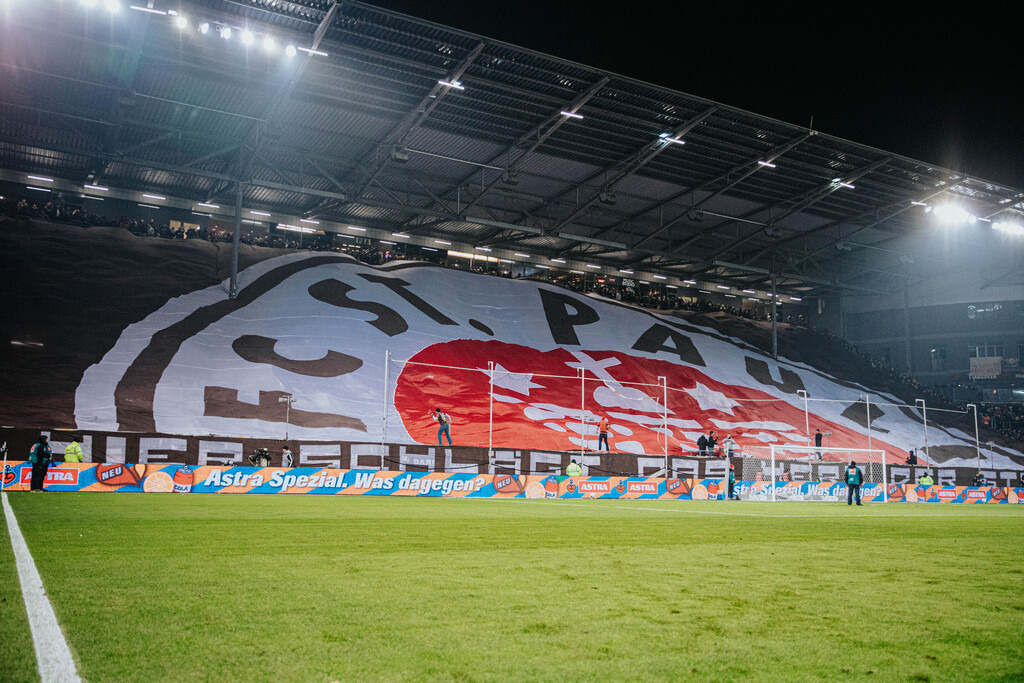 IMG_3128 | Der offizielle Shop für FC St. Pauli Fotos. Wähle aus Spielszenen & Fanmomenten dein FCSP Wunschformat. Wir liefern Millerntor-Atmosphäre.