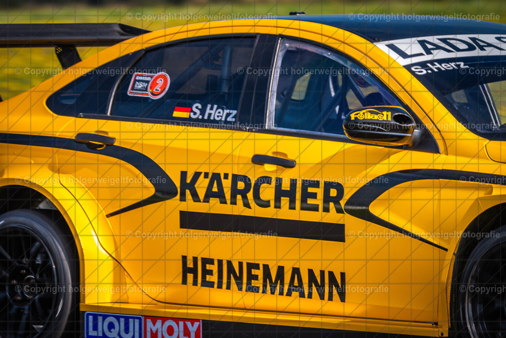 Lada Oreca Vesta WTCC | Foto vom 3. Classic Motor Weekend 18. - 20. August 2023 auf dem Flugplatz in Obermehler - Realized with Pictrs.com