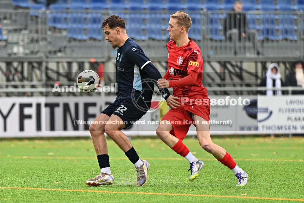 FC Kilia Kiel vs SC Rapid Lübeck | Lucas Groß (Kilia #29) vs Lasse Meier (Rapid #22) / Fußball-Oberliga Männer 2026/2027 / FC Kilia Kiel vs SC Rapid Lübeck / Kilia Sportplatz / Kiel / 24.10.26 - Realisiert mit Pictrs.com
