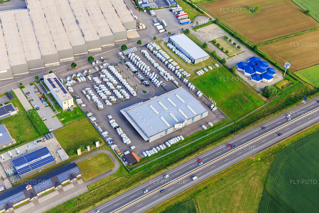 Luftbild: Industriegebiet an der A5. Krämer MEGA STORE Ettenheim und Ernst- Caravan- u. Freizeit-Center GmbH im Ortsteil Orschweier in Mahlberg im Bundesland Baden-Württemberg in Deutschland.Foto: IMG_147245.jpg vom 29.05.2025 durch Werner Riehm/FLY-FOTO.deKrämer Pferdesport | Reitzubehör und ReitsportartikelErnst Caravan und Freizeit Center GmbH | Für die schönsten Momente des Lebens