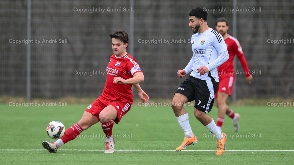 TSV Kronshagen vs. SpVg. Eidertal Molfsee | Badreddin Hamze (TSVK #7) vs Marco Wiegand (Molfsee #26) / Fußball-Landesliga Schleswig Männer 2025/2026 / TSV Kronshagen vs. SpVg. Eidertal Molfsee / Kunstrasenplatz (Platz 5) / Kronshagen / 21.03.26 - Realisiert mit Pictrs.com
