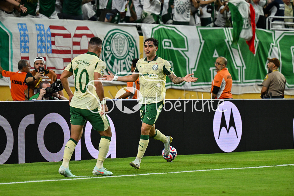Inter Miami CF - Palmeiras Sao Paulo | Jubel der Brasilieaner nach dem Treffer zum 2-2 Ausgleich durch MAURICIO (Palmeiras 18) / Tor / Torschuetze / Freude / Happy / FIFA Club World Cup: Inter Miami CF - Palmeiras Sao Paulo, Hard Rock Stadium am 23.06.2025 / NOT FOR SALE IN USA / PAULINHO (Palmeiras 10)