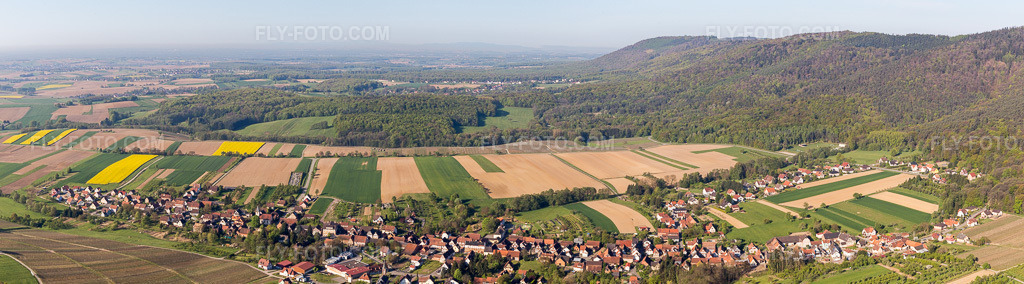 Aerial view: Panorama from the north in Rott in the state Bas-Rhin, France. – Photo: IMG_099304-Pano.jpg taken on 04/30/2017 by Werner Riehm/FLY-FOTO.com – Resolution of the original: 11720 x 3252 px