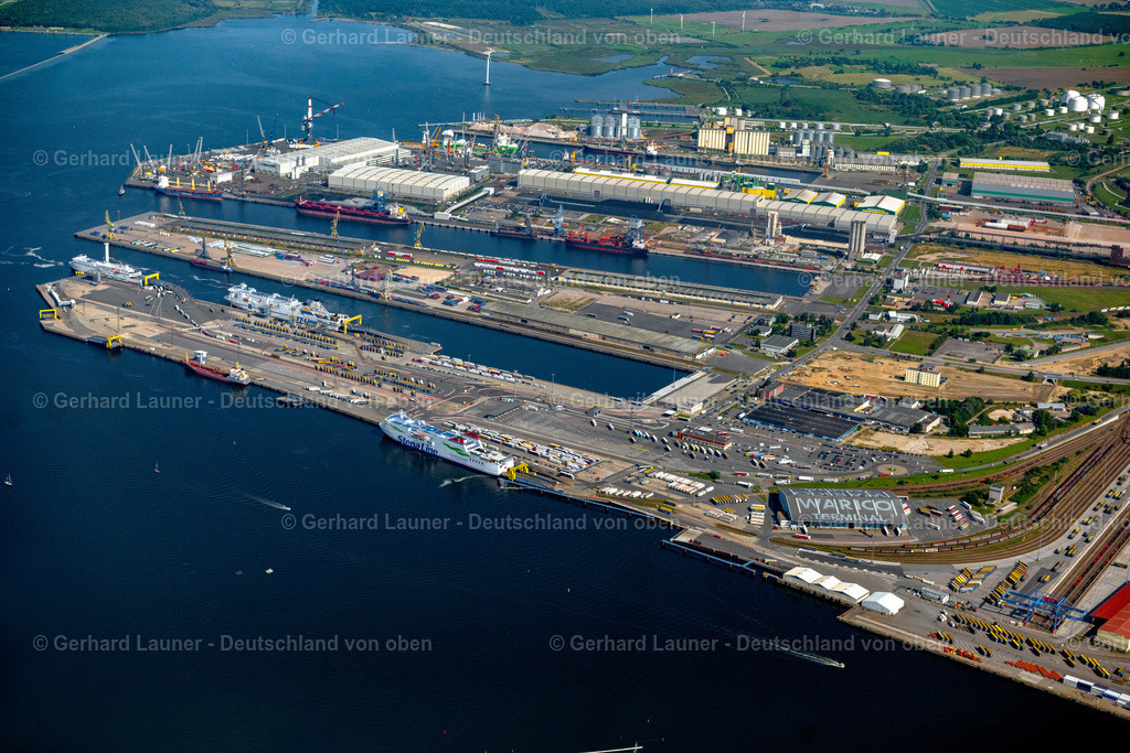 4061901 | ROSTOCK 08.09.2021 Hafenanlagen am Ufer des Hafenbeckens des Seehafen der ROSTOCK PORT GmbH im Ortsteil Peez in Rostock im Bundesland Mecklenburg-Vorpommern, Deutschland. Weiterführende Informationen bei: Euroports Germany GmbH &amp; Co. KG,  Liebherr-International Deutschland GmbH,  ROSTOCK PORT GmbH. // Port facilities on the shores of the harbor of of Seehafen of ROSTOCK PORT GmbH in the district Peez in Rostock in the state Mecklenburg - Western Pomerania, Germany. Further information at: Euroports Germany GmbH &amp; Co. KG,  Liebherr-International Deutschland GmbH,  ROSTOCK PORT GmbH. Foto: Gerhard Launer