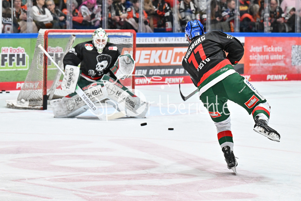 Löwen Frankfurt -Augsburger Panther | im Bild Luca TOSTO (Augsburger Panther #77) beim warmup vor der Partie / DEL: Loewen Frankfurt - Augsburger Panther, Eissporthalle Frankfurt am 14.02.2025