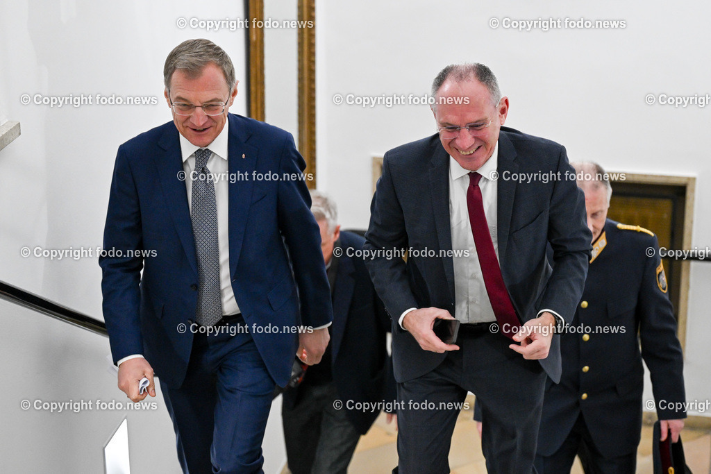 Pressekonferenz Land Ooe_ BM Karner_ LH  Stelzer_ 30.01.2024-2 | 30.01.2024, Linz, AUT, Pressekonferenz Land Ooe, BM Karner, LH Stelzer, Personaloffensive bei der Polizei – Rueckblick und Ausblick im Bild LH Thomas Stelzer (VP, Landeshauptmann Ooe), BM Gerhard Karner (VP, Inneres), Rudolf Kepplinger (Stv. Landespolizeidirektor Ooe, Hofrat)