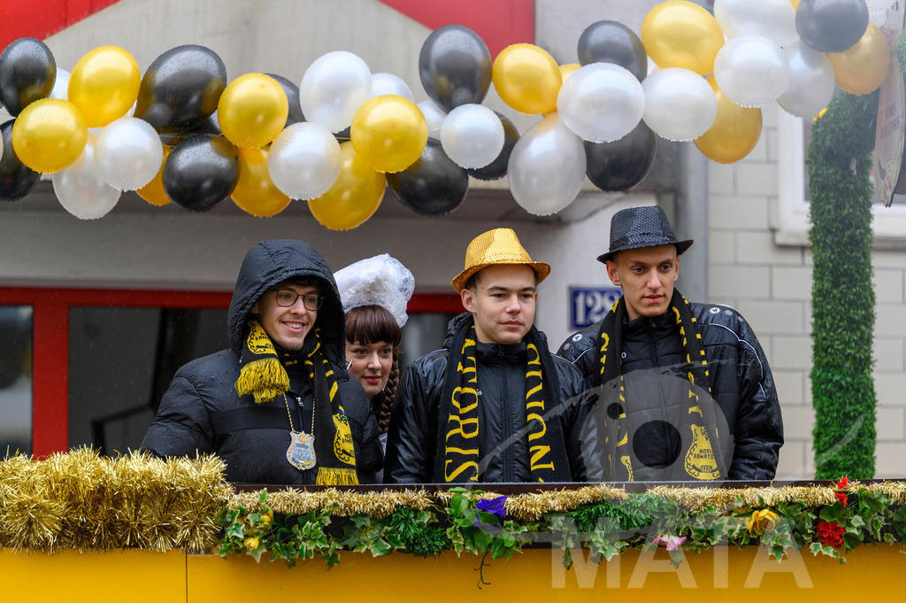 _DWA2238 | Trotz Nieselregen schlängelte sich der „Gaudiwurm“ am Sonntag durch die Nürnberger Innenstadt an tausenden Faschingsfans vorbei.  Nürnberg, 11.02.2024 - Realisiert mit Pictrs.com