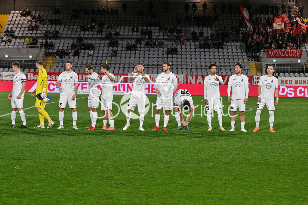 FC Bayern Amateure - TSV Schwaben Augsburg | Das Team der Gaeste vor der Partie / Regionalliga Bayern: FC Bayern Muenchen II - TSV Schwaben Augsburg, Gruenwalder Stadion am am 25.10.2024