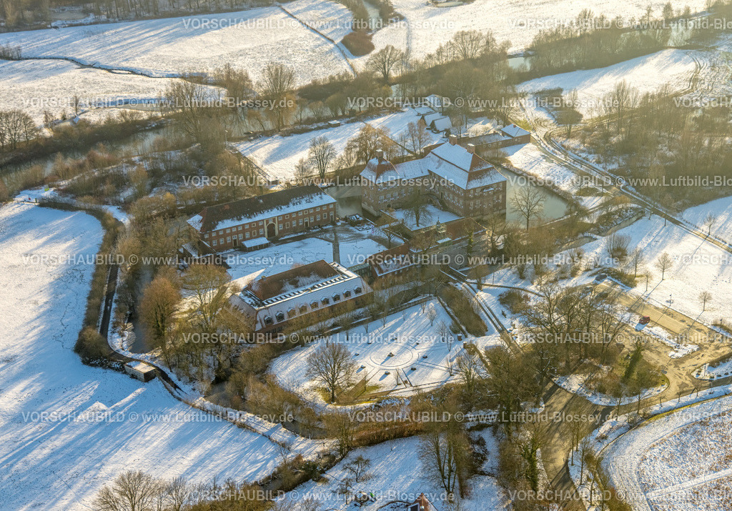 Hamm260105370 | Luftbild, Schloss Oberwerries Wasserschloss in den Lippeauen, Bildungsstätte und Begegnungsstätte in der Winterlandschaft, Baustelle und Fassadenverkleidung, Stadtbezirk Heessen, Hamm, Ruhrgebiet, Nordrhein-Westfalen, Deutschland