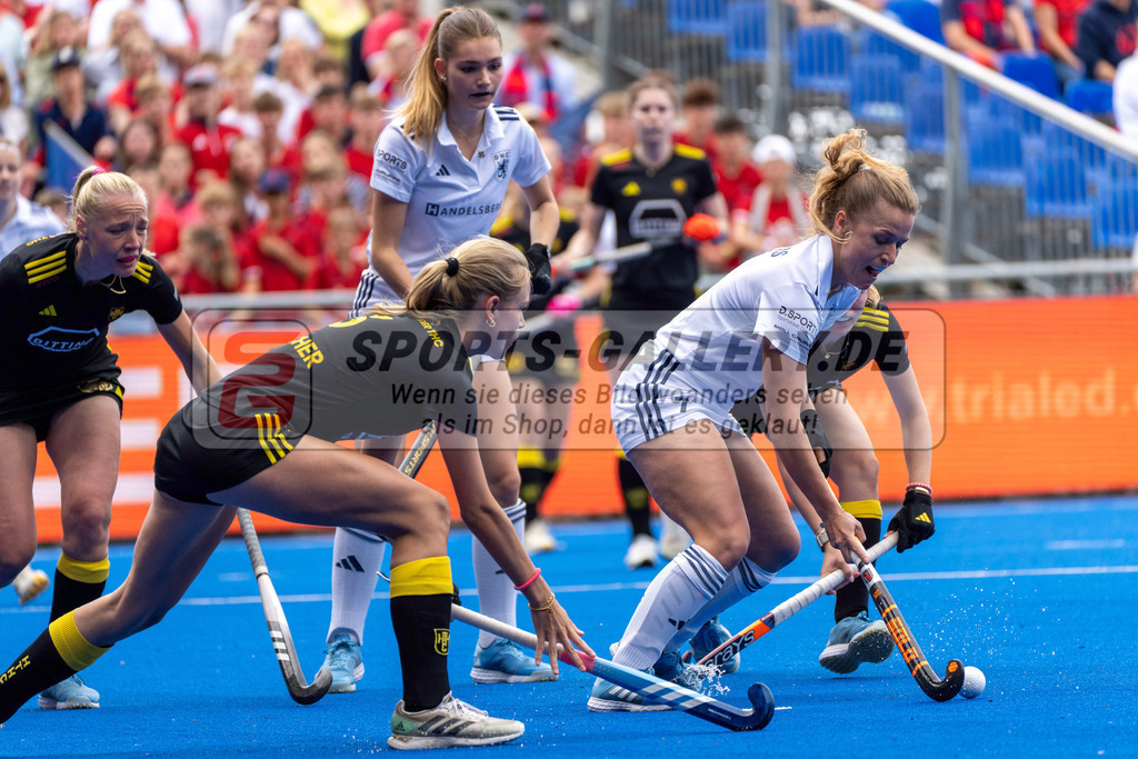 Final4_20250601-1047-HK108275 | Krefeld, Deutschland, 01.06.2025:  Feldhockey Final4 2025 – „Deutsche Feldhockey-Meisterschaften 2025“ Harvestehuder HTC - Düsseldorfer HC (Finale Damen) im Gerd-Wellen-Hockeyanlage am 01.06.2025 in Krefeld, Deutschland. (Foto von Kramhöller/Fehrmann/Kaste)Krefeld, Germany, 01.06.2025: Feldhockey Final4 2025 – „Deutsche Feldhockey-Meisterschaften 2025“ Harvestehuder HTC - Düsseldorfer HC (Finale Damen) in Gerd-Wellen-Hockeyanlage at 01.06.2025 in Krefeld, Deutschland. (Foto from Kramhöller/Fehrmann/Kaste)