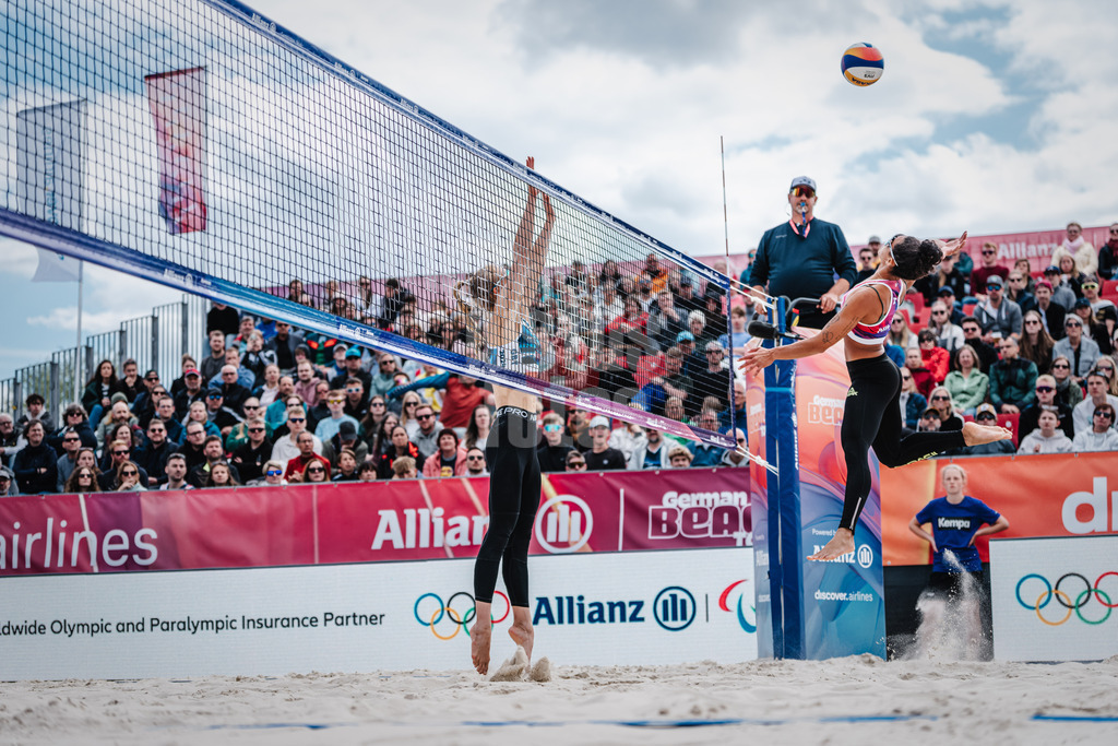 Beachvolleyball | Frauen | German Beach Tour 2024 | Tourstop Bremen | 09.06.2024 | Thainara Mylena Feitosa de Oliveira (rechts, BRA) beim Angriff gegen Paula Schürholz (links)