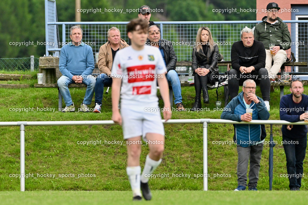 FC ASKÖ Gmünd vs. Rapid Lienz  | Besucher Sportplatz Gmünd, #18 Oliver Gomig Rapid Lienz, Vater Klaus Gomig im Publikum FC ASKÖ Gmünd vs. Rapid Lienz , FC ASKÖ Gmünd vs. Rapid Lienz  am 02.06.2024 in Gmünd (Sportplatz Gmünd), Austria, (Photo by Bernd Stefan)