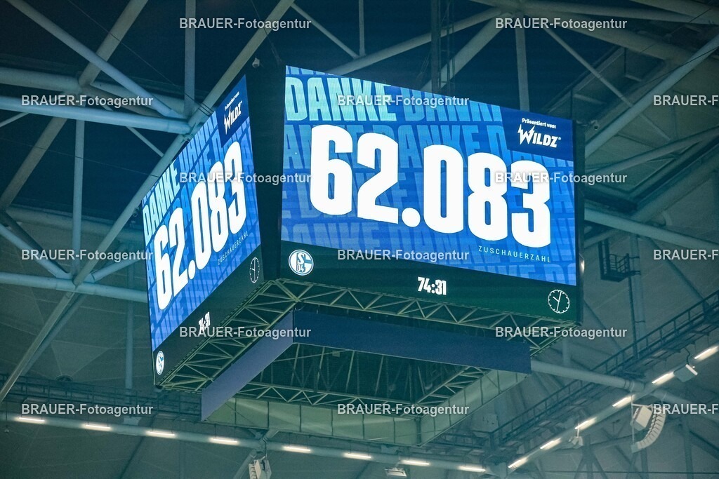 1_S04BER_20250801_4235.JPG -  - FC Schalke 04 - Hertha BSC Berlin - 2. Bundesliga | Gelsenkirchen, Deutschland, 01.08.25: Anzeigetafel ist zu sehen waehrend des Spiels der 2. Bundesliga zwischen FC Schalke 04 - Hertha BSC Berlin in der Veltins-Arena am 01. August 2025 in Gelsenkirchen, Deutschland. (Foto von Stefan Brauer/Brauer-Fotoagentur)DFB/DFL REGULATIONS PROHIBIT ANY USE OF PHOTOGRAPHS AS IMAGE SEQUENCES AND/OR QUASI-VIDEO.