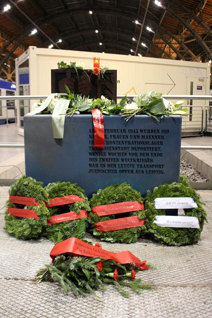 Deportations-Denkmal - Kranzniederlegung am Holocaust-Gedenktag (27.1.2024) | Entdecke über 20 Kategorien Leipzig-Motive: Foto-Downloads, hochwertige Poster, Leinwand- & Fine-Art-Prints. Jetzt Lieblingsfoto im Bildlexikon Leipzig Shop bestellen!
