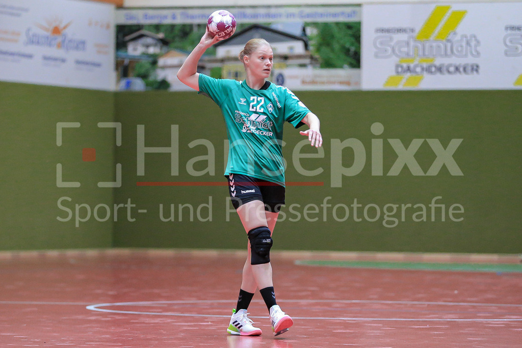 Handball, Testspiel Frauen, SV Werder Bremen - VfL Oldenburg | v.li.: Denise Engelke (SV Werder Bremen, 22) am Ball, Spielszene, Aktion, Action