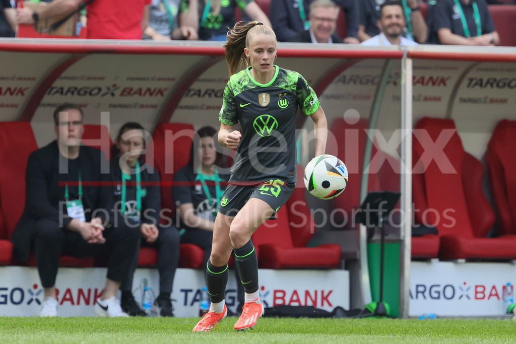 Fussball, DFB-Pokal Finale Frauen, FC Bayern München - VfL Wolfsburg | v.li.: Vivien Endemann (VfL Wolfsburg, 25) am Ball, Freisteller, Einzelbild, Ganzkörper, Aktion, Action, Spielszene, DIE DFB-RICHTLINIEN UNTERSAGEN JEGLICHE NUTZUNG VON FOTOS ALS SEQUENZBILDER UND/ODER VIDEOÄHNLICHE FOTOSTRECKEN. DFB REGULATIONS PROHIBIT ANY USE OF PHOTOGRAPHS AS IMAGE SEQUENCES AND/OR QUASI-VIDEO.