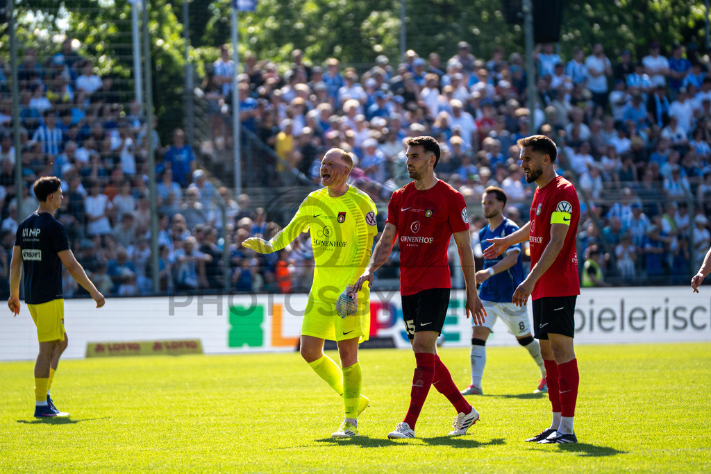 Stuttgarter Kickers vs. SG Sonnenhof Großaspach, Fussball, WFV-Pokal, Finale, 23.05.2026 | Maximilian Reule (SG Sonnenhof Großaspach, #01), Arbnor Nuraj (SG Sonnenhof Großaspach, #25) und Volkan Celiktas (SG Sonnenhof Großaspach, #05),Stuttgarter Kickers vs. SG Sonnenhof Großaspach, Fussball, WFV-Pokal, Finale, 23.05.2026
