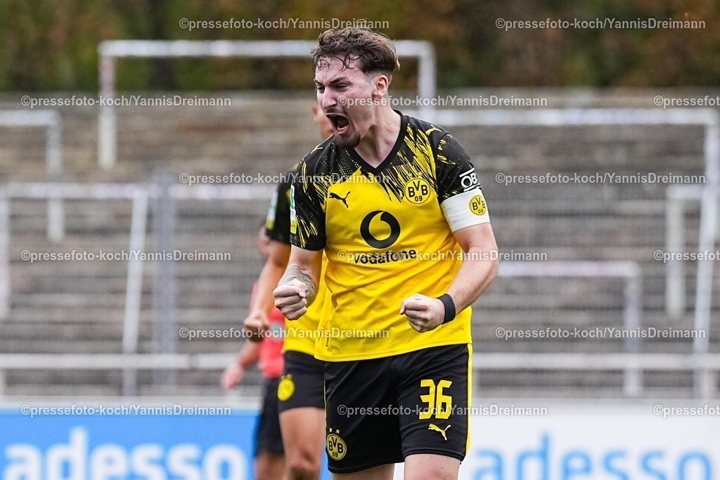 xYDRx08112501033 | 08.11.2025, xydrx, Fußball, Regionalliga West, Borussia Dortmund II - FC Schalke 04 II, Saison 2025 2026, Stadion Rote Erde: Torjubel nach dem Tor zum 1:0 für Borussia Dortmund II durch Torschütze Tony Reitz (Borussia Dortmund II #36)