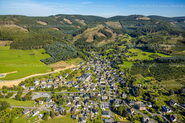 Kirchhundem230910378Oberhundem | Luftbild, Ortsansicht Ortsteil Oberhundem und Baustelle Am Hesternberg mit Neubau einer Straße, Waldgebiet mit Waldschäden, Oberhundem, Kirchhundem, Sauerland, Nordrhein-Westfalen, Deutschland