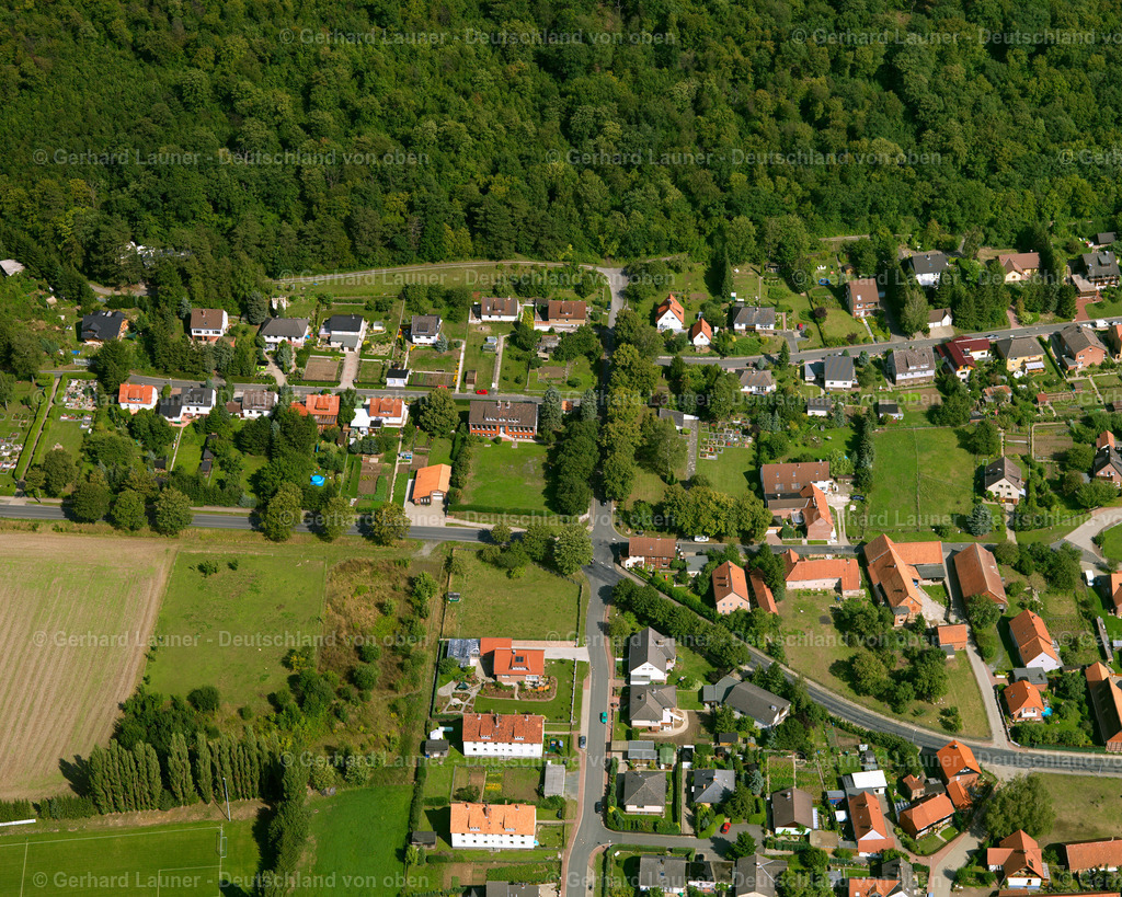 2638765 | STEINLAH 23.08.2006 Landwirtschaftliche Nutzflächen und Feldgrenzen  umsäumen das Siedlungsgebiet des Dorfes in Steinlah im Bundesland Niedersachsen, Deutschland // Agricultural land and field boundaries surround the settlement area of the village  in Steinlah in the state Lower Saxony, Germany Foto: Gerhard Launer